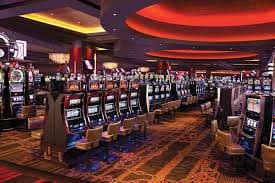 Meja live baccarat dengan dealer profesional di studio validtoto